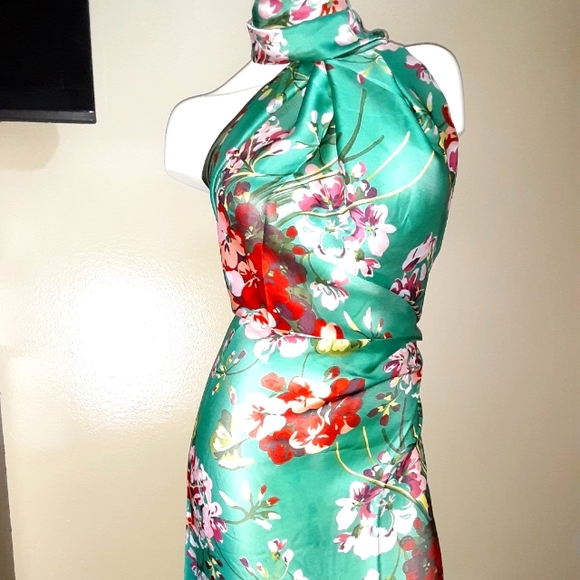 Gucci Accessories - Gucci Genuine silk floral scarf